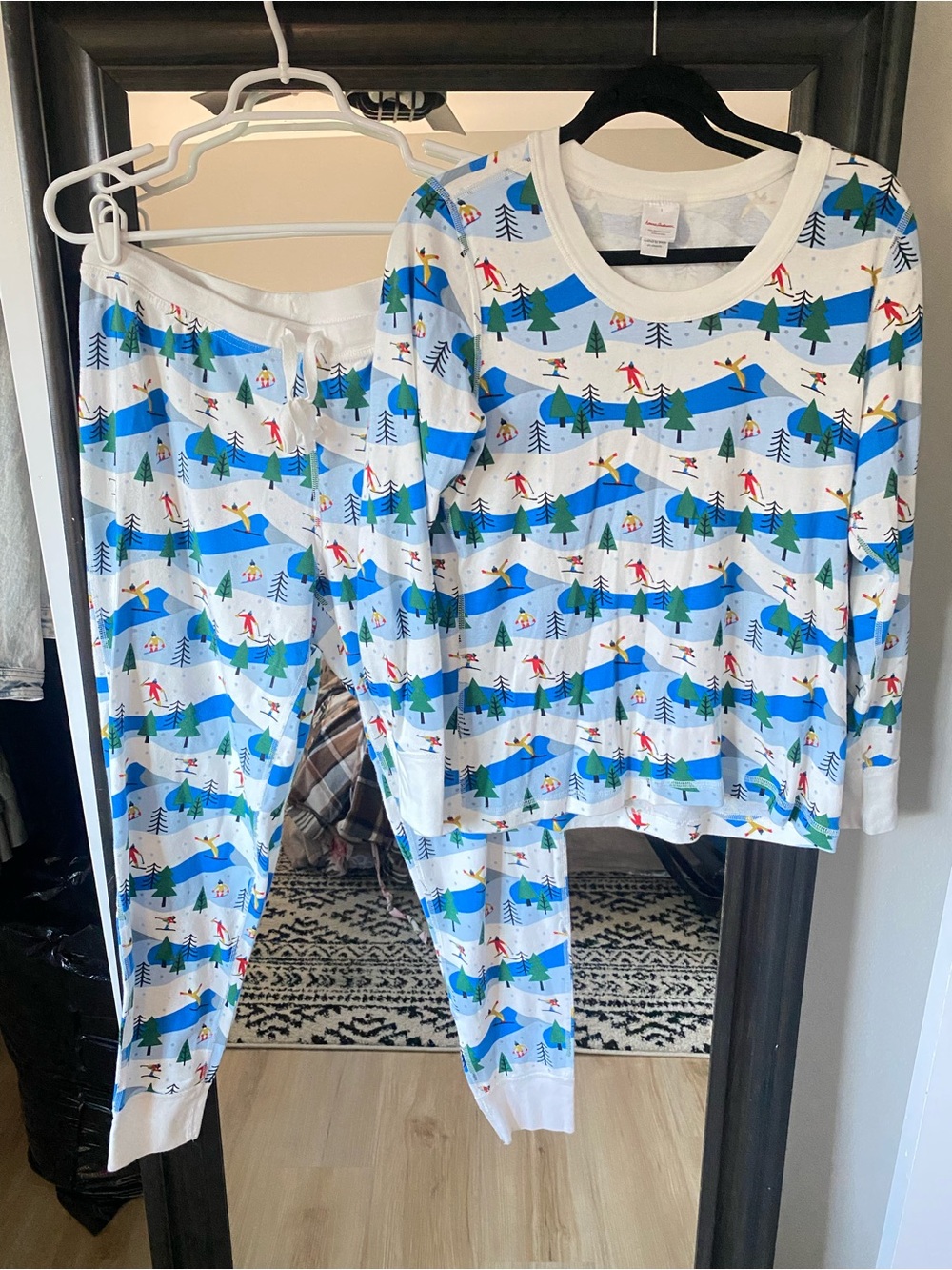 NWOT women’s Hanna Andersson Holiday Ski-Slope print pajama set
